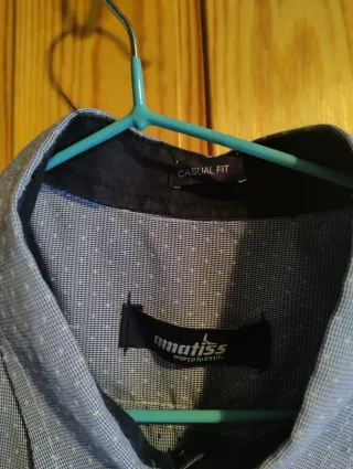 Camisa de vestir azul con puntos
