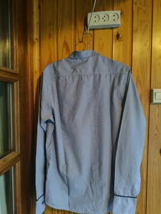 Camisa de vestir azul con puntos