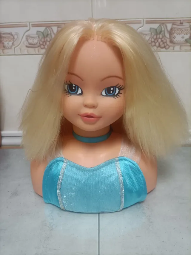 Busto de muñeca rubia con vestido azul