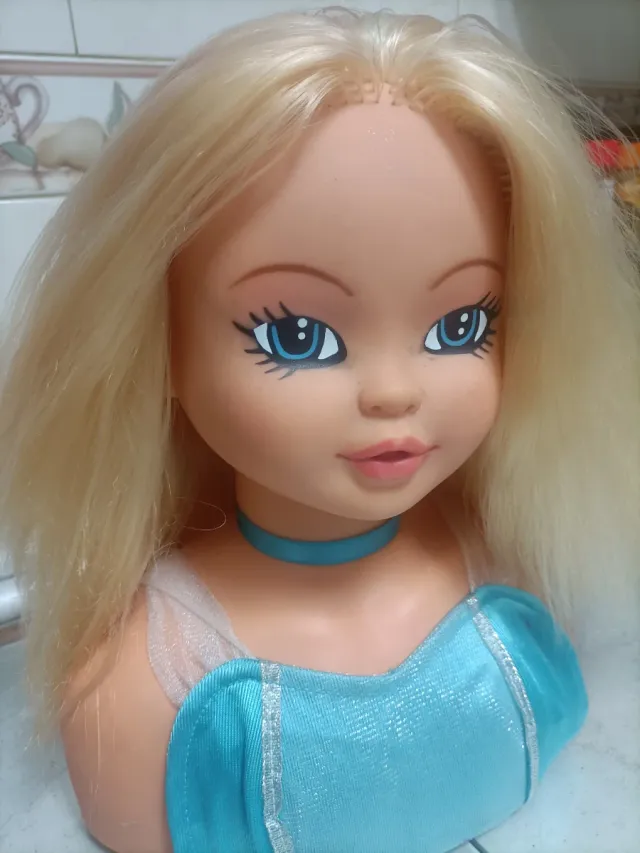 Busto de muñeca rubia con vestido azul
