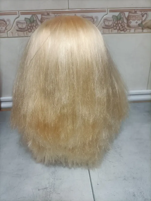 Busto de muñeca rubia con vestido azul