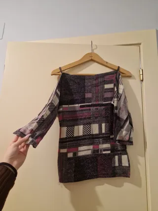 Top brillante estampado con hombros descubiertos