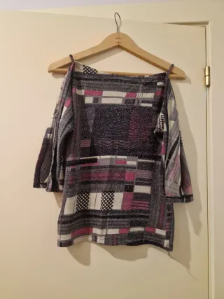 Top brillante estampado con hombros descubiertos