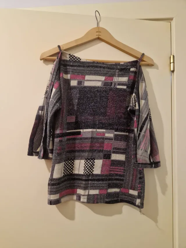 Top brillante estampado con hombros descubiertos