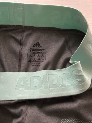 Pantalón deportivo Adidas gris y verde