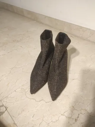 Botines negros y dorados con palabra LOVE