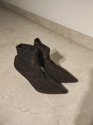 Botines negros y dorados con palabra LOVE