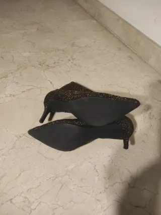 Botines negros y dorados con palabra LOVE