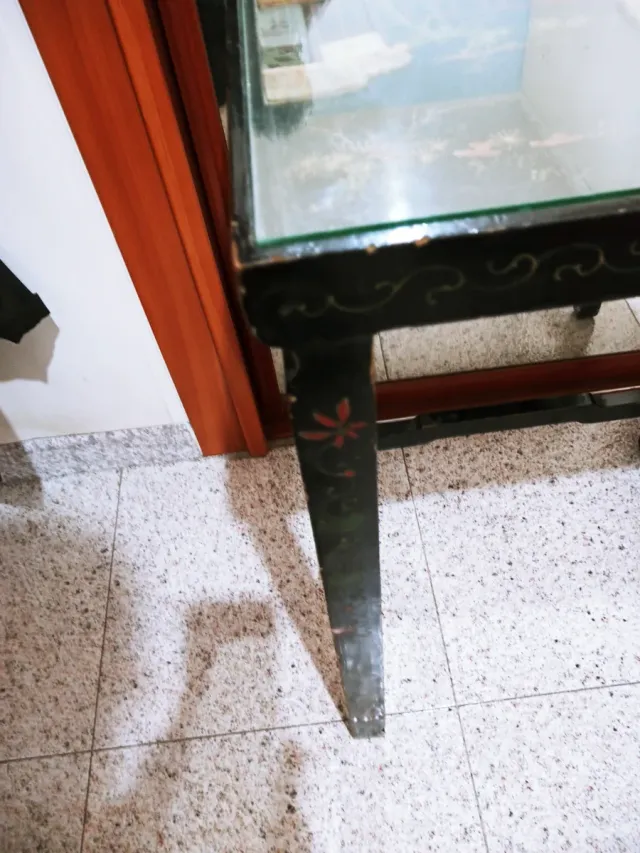 Mesa auxiliar china antigua con cristal