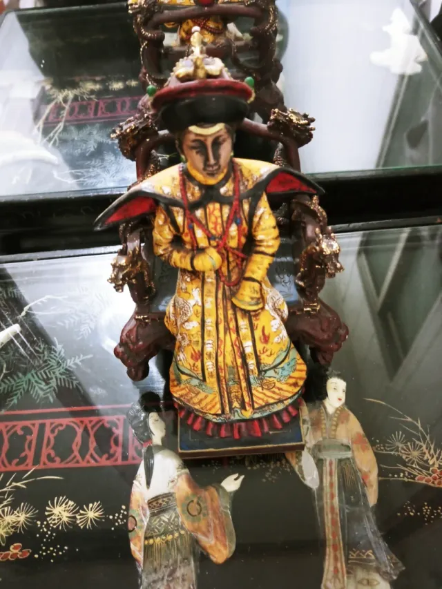 Mesa auxiliar china antigua con cristal