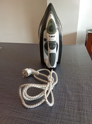 Plancha de ropa Black+Decker 2800W