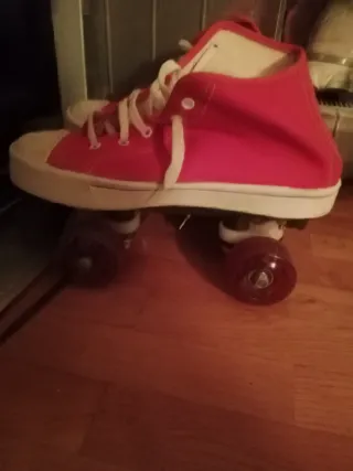 Patinetas rojas tipo Converse