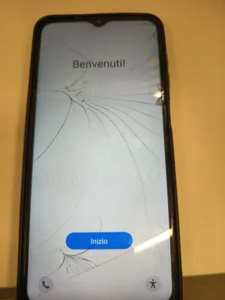 Smartphone nero con vetro rotto
