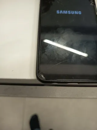 Smartphone nero con vetro rotto