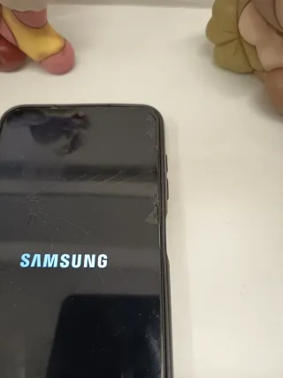 Smartphone nero con vetro rotto