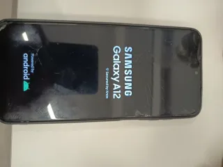 Smartphone nero con vetro rotto