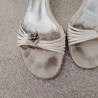 Sandali bianchi con tacco basso