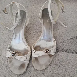 Sandali bianchi con tacco basso