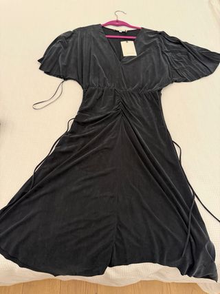 Abito nero effetto pelle di pesca, lunghezza media