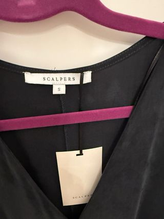 Abito nero effetto pelle di pesca, lunghezza media