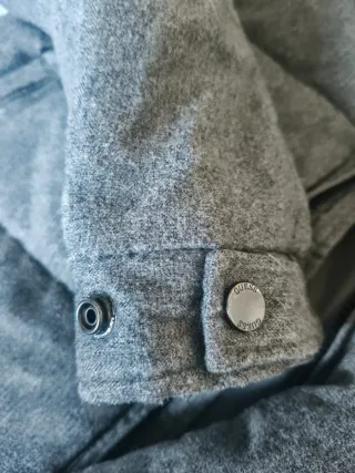 Giacca Guess grigia trapuntata