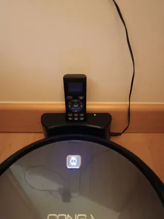 Robot aspirador Conga con base y mando