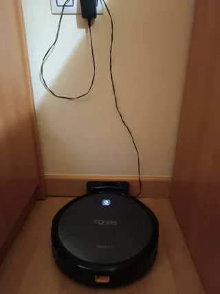 Robot aspirador Conga con base y mando