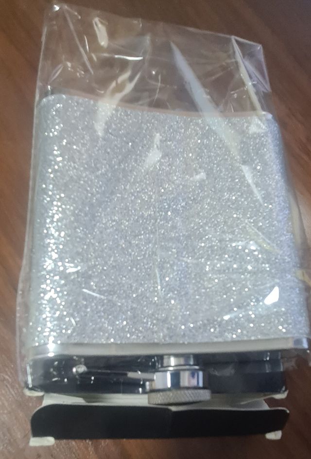 Petaca plateada brillante