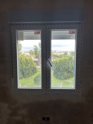 Ventana PVC Oscilobatiente con Persiana Blanca