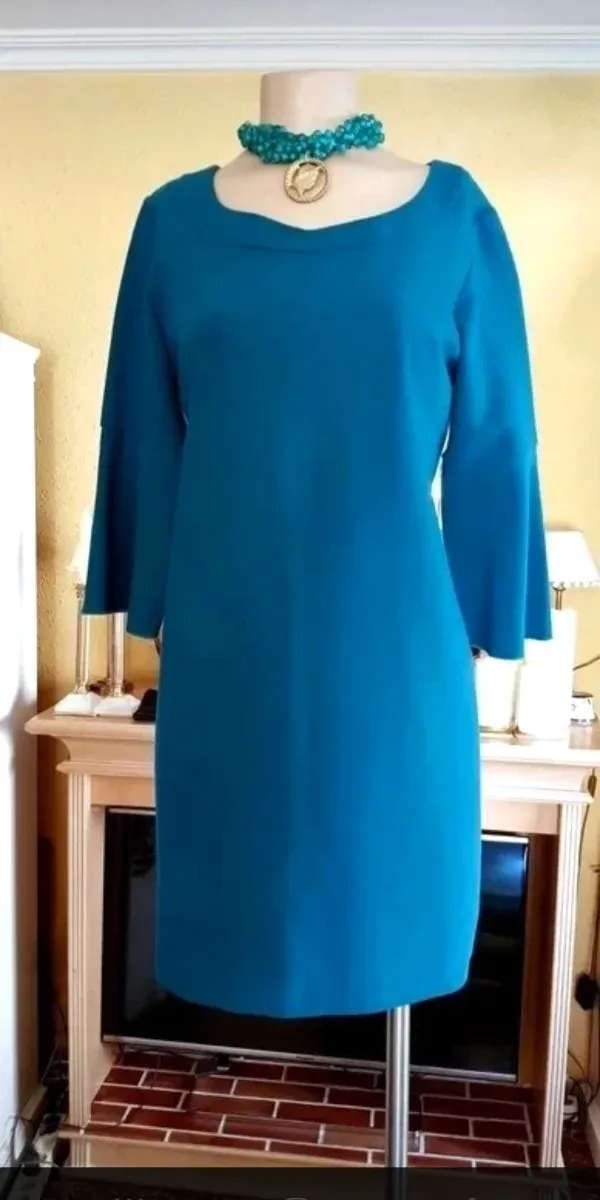 Vestido turquesa manga acampanada