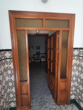 Porton o puerta de madera con cristales