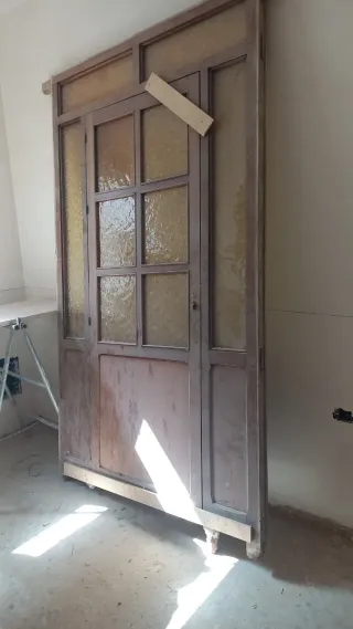 Porton o puerta de madera con cristales