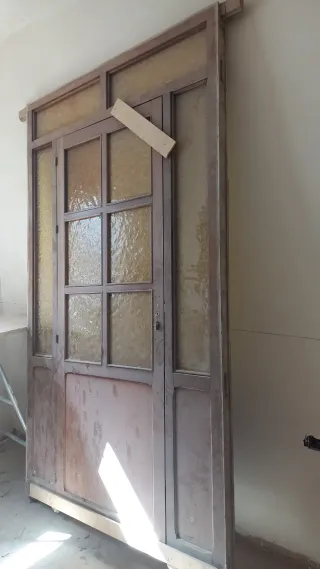 Porton o puerta de madera con cristales