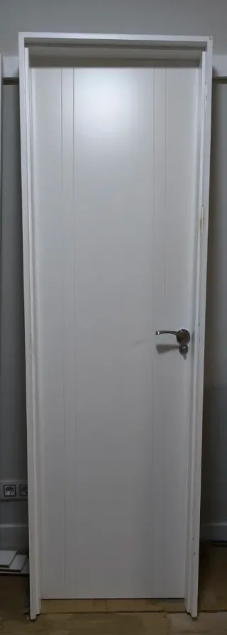 Puerta blanca interior