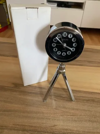 Reloj despertador de sobremesa con trípode