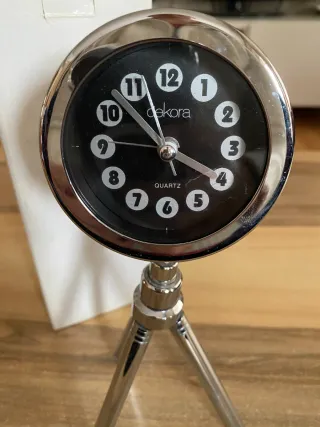 Reloj despertador de sobremesa con trípode