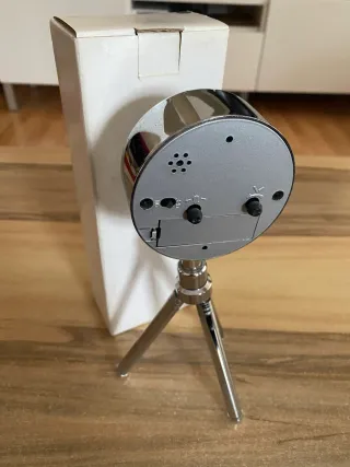 Reloj despertador de sobremesa con trípode