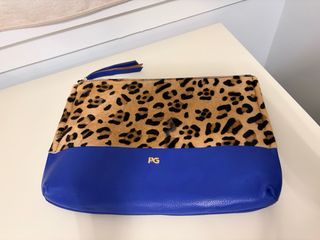 Bolso de mano estampado leopardo y azul