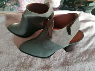 Zapatos abotinados en piel gris verdoso talla 38