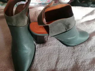 Zapatos abotinados en piel gris verdoso talla 38
