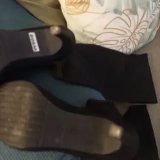 Botas altas negras con un tacón de 10cm