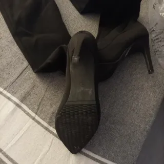 Botas altas negras con un tacón de 10cm