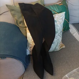 Botas altas negras con un tacón de 10cm