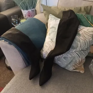 Botas altas negras con un tacón de 10cm