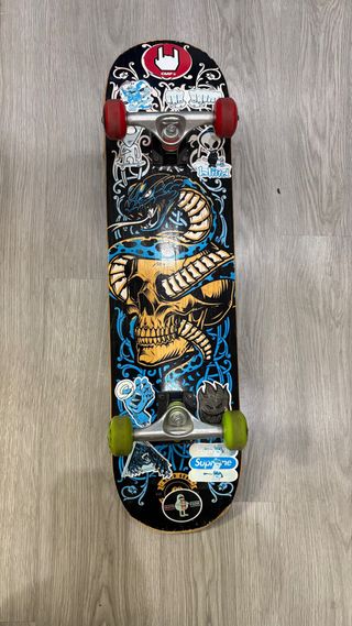 Tabla de Skate con Diseño de Calavera y Serpiente