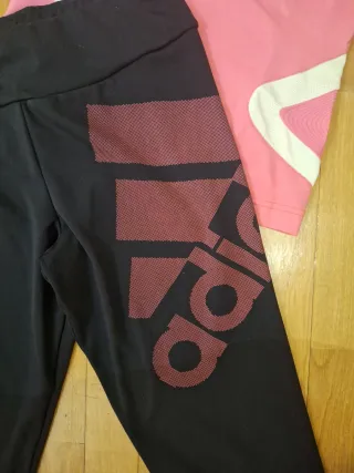 Conjunto Adidas: Leggings y Top Deportivo