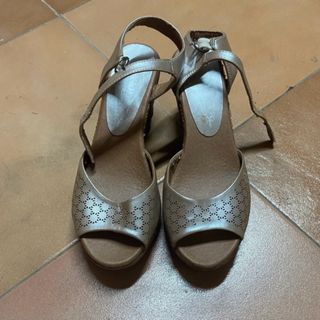 Sandalias doradas con tiras y detalle calado