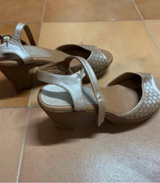 Sandalias doradas con tiras y detalle calado