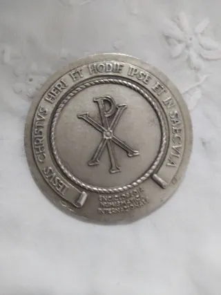 Medaglia antica con iscrizione