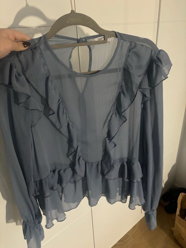 Blusa azul con volantes